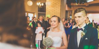 Węgrów rozbrzmiewa śmiechem: wesele w Hotelu Krasnodębskim z wodzirejem Karpikiem Zdjęcie portretowe Pary Młodej