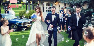 Motocyklowa miłość: wesele Marioli i Alka z wodzirejem Karpikiem i wspólną pasją Wejście Państwa Młodych na salę weselną