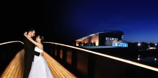 Nasz wodzirej okazał się najlepszy Para młoda tańczy na oświetlonym moście.