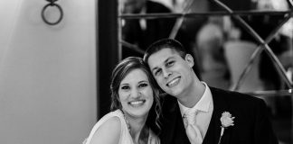 Wodzirej Karpik – talent do prowadzenia gości Szczęśliwa i uśmiechnięta para na przyjęciu weselnym