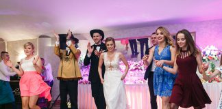 Przebieg z wodzirejem bez sztywnych ramek Wodzirej Karpik w kowbojskim kapeluszu prowadzący taniec na weselu