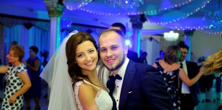 Spełnianie weselnych oczekiwań – wodzirej Państwo Młodzi podczas tańców na parkiecie