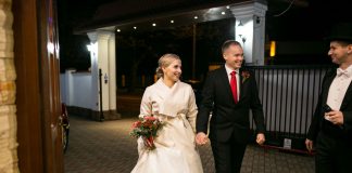 Wspomnienia pełne kolorów: wesele okiem wodzireja Karpika Wejście Państwa Młodych na salę weselną