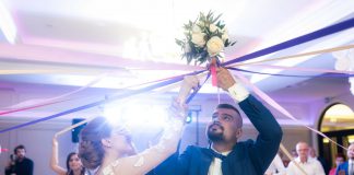 Od najmłodszych do najstarszych: wesele w hotelu Mansor z wodzirejem Karpikiem Państwo Młodzi podczas zabaw oczepinowych wśród gości weselnych