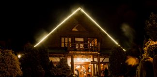 Doświadczenie wodzireja pozwala zachować spokój Sala weselna z zewnątrz, w której wodzirej Karpik prowadził wesele