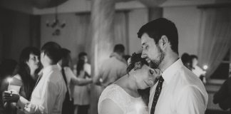 Wesele nad brzegiem stawu: Iwona i Hubert z wodzirejem Karpikiem Państwo Młodzi wśród gości tańczący walc świetlisty - taniec tylko przy blasku świec