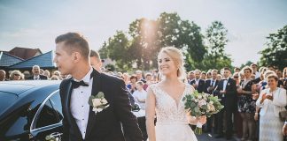 Od gościa do Panny Młodej: w Białej Perle z wodzirejem Karpikiem Powitanie Państwa Młodych przed salą weselną