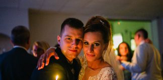 Zabawa z wodzirejem bez patrzenia na zegarek Państwo Młodzi wśród gości tańczący walc świetlisty - taniec tylko przy blasku świec