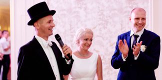 Wodzirej. Gość czy współgospodarz? Para Młoda na eleganckim przyjęciu z wodzirejem Karpikiem