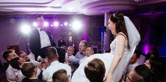 Emocje z Zambrowa: wesele pełne tańca z wodzirejem Karpikiem Państwo Młodzi podczas zabaw oczepinowych wśród gości weselnych