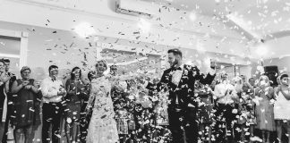 „Pod Dobrymi Aniołami” pełne śmiechu: wesele z wodzirejem Karpikiem Państwo Młodzi i pierwszy małżeński taniec na weselu