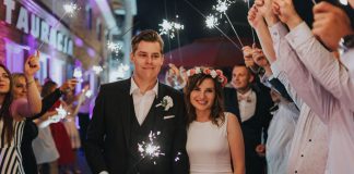 Współpraca do białego rana z wodzirejem Zimne ognie jako symbol gorącej miłości Pary Młodej