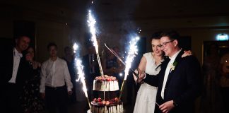 Nietańczący mogą zaskoczyć… wodzireja i… Państwo Młodzi przy krojeniu tortu weselnego szablą wodzireja Karpika