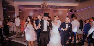 Parkiet bez wytchnienia: wesele w „Srebrnym Świerku” z wodzirejem Karpikiem Wodzirej Karpik prowadzący taniec na weselu