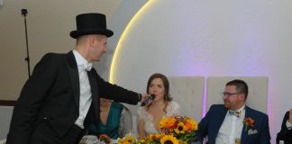 Warto zbierać na wodzireja Państwo Młodzi wyznaczają gości weselnych do odpowiedzi na pytania wodzireja