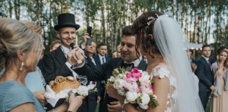 Złotopolska Dolina w blasku miłości: wesele Oli i Filipa z wodzirejem Karpikiem Powitanie chlebem i solą przez rodziców na weselu z wodzirejem