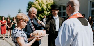 Wodzirej polecany dla wszystkich Powitanie chlebem i solą przez rodziców księdza prymicjanta