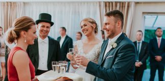 Od toastu do tanecznej integracji: wesele „Pod Dobrymi Aniołami” z wodzirejem Karpikiem Świadkowie zaangażowani w oficjalne polewanie szampana dla Państwa Młodych