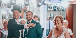 Od ślubu cywilnego po biesiadę: wesele w Art Impression House z wodzirejem Karpikiem Państwo Młodzi podczas weselnych oczepin z wodzirejem Karpikiem