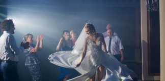 Energia w złotej scenerii: wesele Angeliny i Tomasza w Venecia Palace z wodzirejem Karpikiem Państwo Młodzi podczas tańców na parkiecie