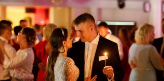 „U Ojdanów” tętniło życiem: wesele Gosi i Maćka z wodzirejem Karpikiem Państwo Młodzi wśród gości tańczący walc świetlisty - taniec tylko przy blasku świec