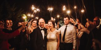 Łamanie chleba: wesele Martyny i Michała w Villa Park Julianna z wodzirejem Karpikiem Zimne ognie jako symbol gorącej miłości Pary Młodej