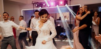 Wesele Asi i Krystiana w Błoniach z wodzirejem Karpikiem Państwo Młodzi podczas tańców na parkiecie