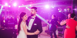 Romantyczny finał: wesele Asi i Krzyśka na Wyspie Wisła z wodzirejem Karpikiem Państwo Młodzi podczas tańców na parkiecie