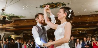 Złota rama wspomnień: wesele Asi i Jacka z wodzirejem Karpikiem Państwo Młodzi i pierwszy małżeński taniec na weselu