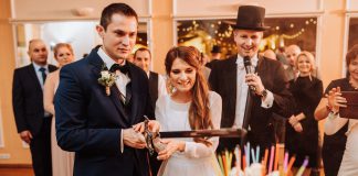 Chwile między świętami: wesele Kamili i Karola z wodzirejem Karpikiem Państwo Młodzi przy krojeniu tortu weselnego szablą wodzireja Karpika