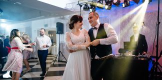 Ciepło zimowego wesela nad Bugiem: Iza i Kuba z wodzirejem Karpikiem Państwo Młodzi podczas tańców na parkiecie