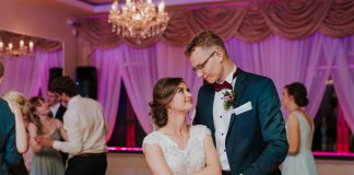 Pewność, że wodzirej Karpik dopilnuje reszty Państwo Młodzi podczas zabaw oczepinowych wśród gości weselnych