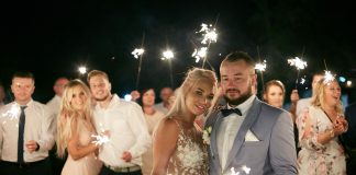 Zabawa w zamkowych murach: wesele Eli i Łukasza z wodzirejem Karpikiem Zimne ognie jako symbol gorącej miłości Pary Młodej