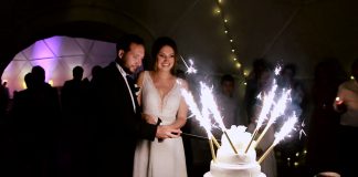 Klimat 4 Żywiołów: wesele Justyny i Tomka pełne energii z wodzirejem Państwo Młodzi przy krojeniu tortu weselnego szablą wodzireja Karpika