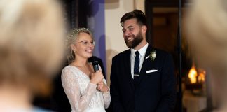 „LOVE” z iskier i uniesienie miłości: wesele Magdy i Piotra z wodzirejem Karpikiem Państwo Młodzi podczas zabaw oczepinowych wśród gości weselnych