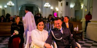 Wesele na Bielanach z osiołkiem w tle: Lidzia i Grzegorz z wodzirejem Karpikiem Ceremonia ślubu w kościele na Bielanach