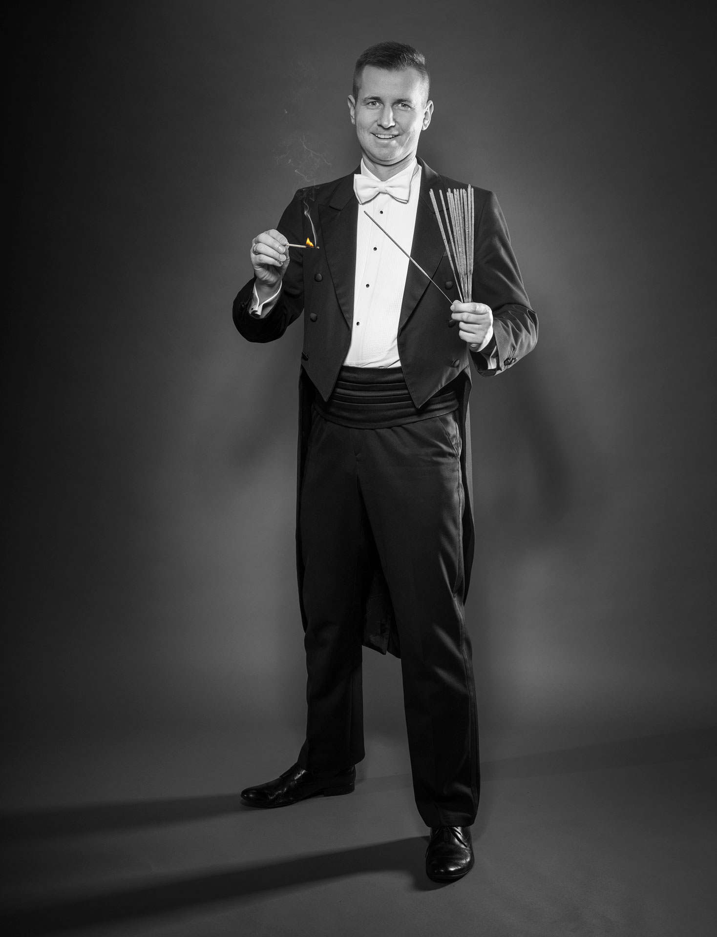 Wodzirej Karpik we fraku z zimnymi ogniami - zdjęcie studyjne