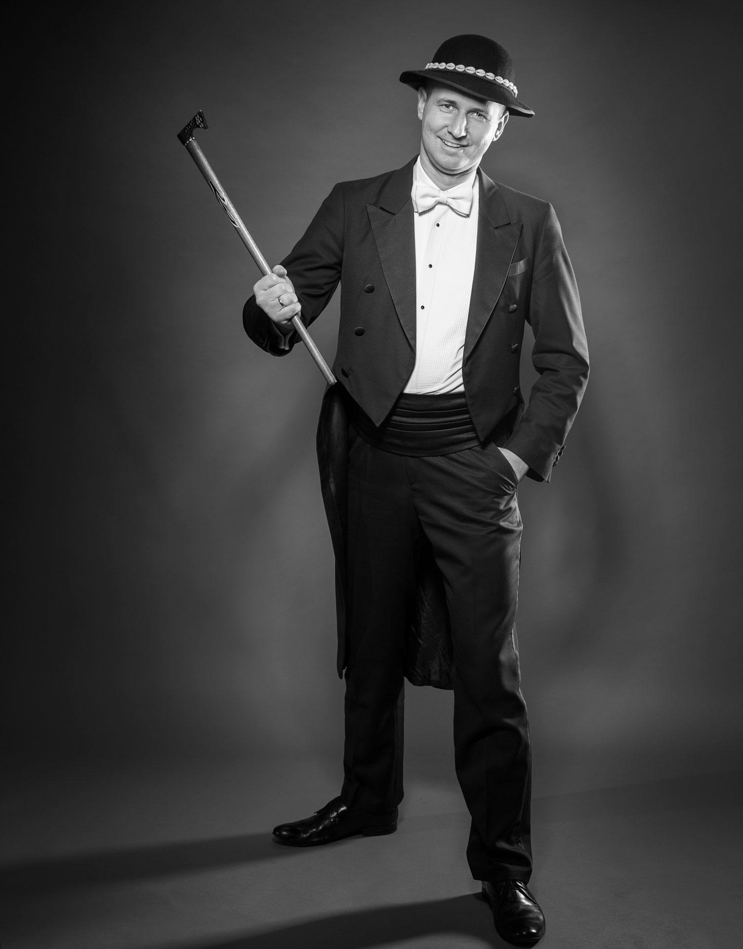 Wodzirej Karpik we fraku i góralskim kapeluszu z ciupagą wykorzystywaną na weselach do animacji nad ranem