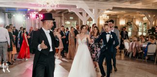 Mieczem przez tort, tasiemką do bukietu: na weselu Karoliny i Kuby z wodzirejem Karpikiem Polonez - narodowy polski taniec - prowadzony przez wodzireja Karpika na weselu