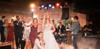 Klimat białej altany Lambertonu: wesele Agnieszki i Mateusza z wodzirejem Karpikiem Państwo Młodzi podczas tańców na parkiecie