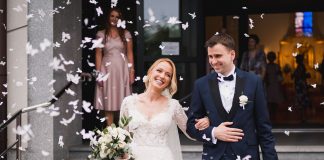 Deszcz nie zmoczył szczęścia: wesele Małgosi i Krzysztofa Wyjście z kościoła po ślubie Państwa Młodych