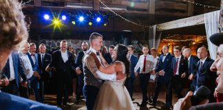 Podrzucanie Młodego i ogniste zdjęcia: wesele Magdy i Kamila w Dworze Sarmata Wodzirej Karpik tańczący z gośćmi na weselu walczyk zapoznawczy