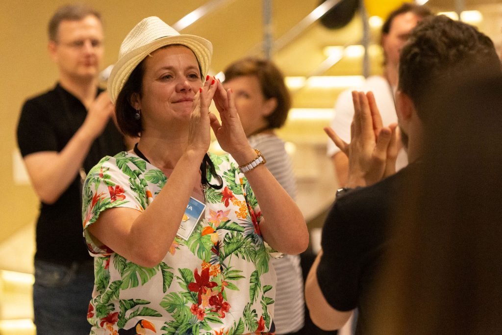 Benia prowadząca animacje taneczne dla uczestników warsztatów dla wodzirejów