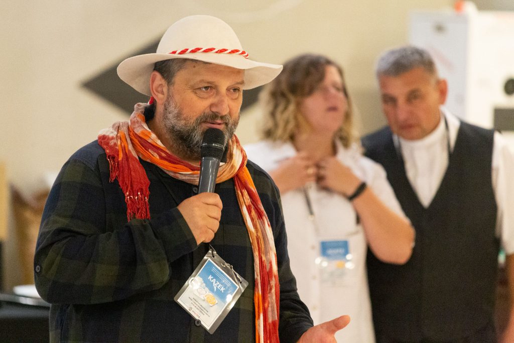 Kazek Hojna podczas warsztatów wodzirejów