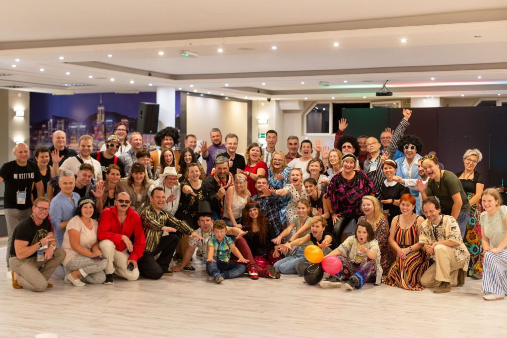 Zdjęcie grupowe uczestników warsztatów dla wodzirejów na balu tematycznym