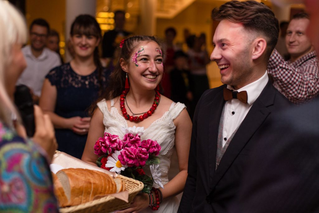 Powitanie chlebem i solą przez rodziców na udawanym weselu na warsztatach dla wodzirejów