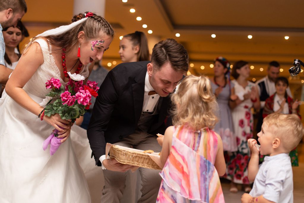 Dzielenie się chlebem udawanej pary młodej na warsztatach dla wodzirejów