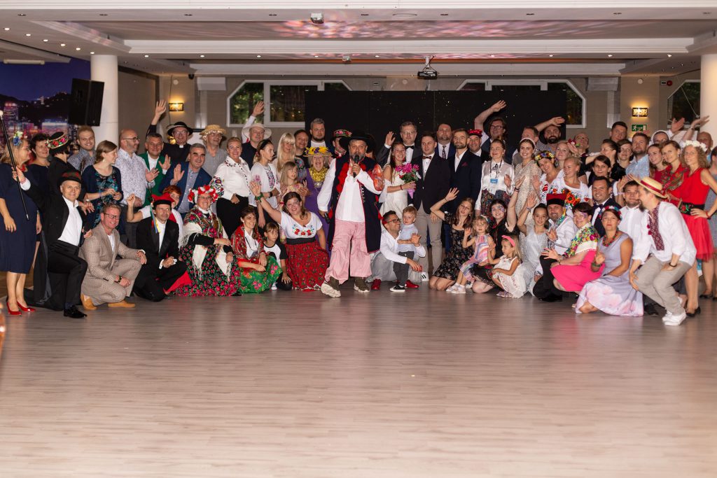 Zdjęcie grupowe uczestników warsztatów dla wodzirejów na balu tematycznym