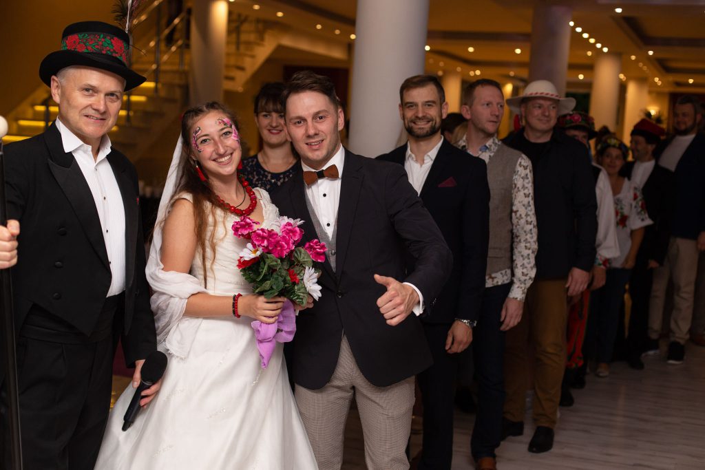 Józef Hojna przed prowadzeniem poloneza na warsztatach dla wodzirejów