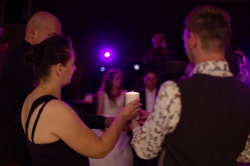 Świeca na warsztatach wodzirejów jako element podczas wesela